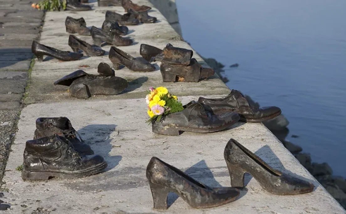 Будапешт памятник ботинки. Памятник обувь на набережной дуная будапешт. Будапешт. Мемориал "туфли на набережной дуная". Обувь на набережной дуная.