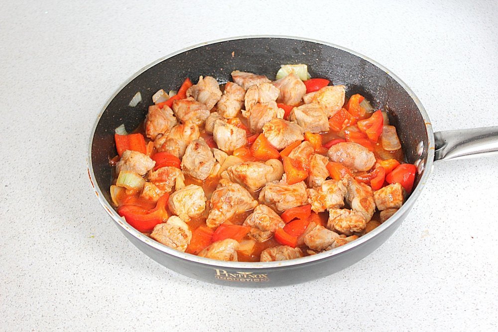 гуляш из свинины классический в кастрюле. гуляш из говядины с подливкой на сковороде. тушёное мясо с подливкой. гуляш из свинины с подливкой в кастрюле. гуляш по-венгерски классический.