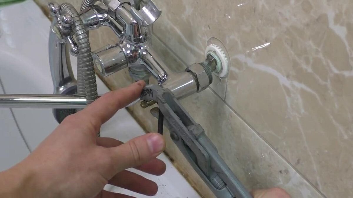 Открутить смеситель без ключа