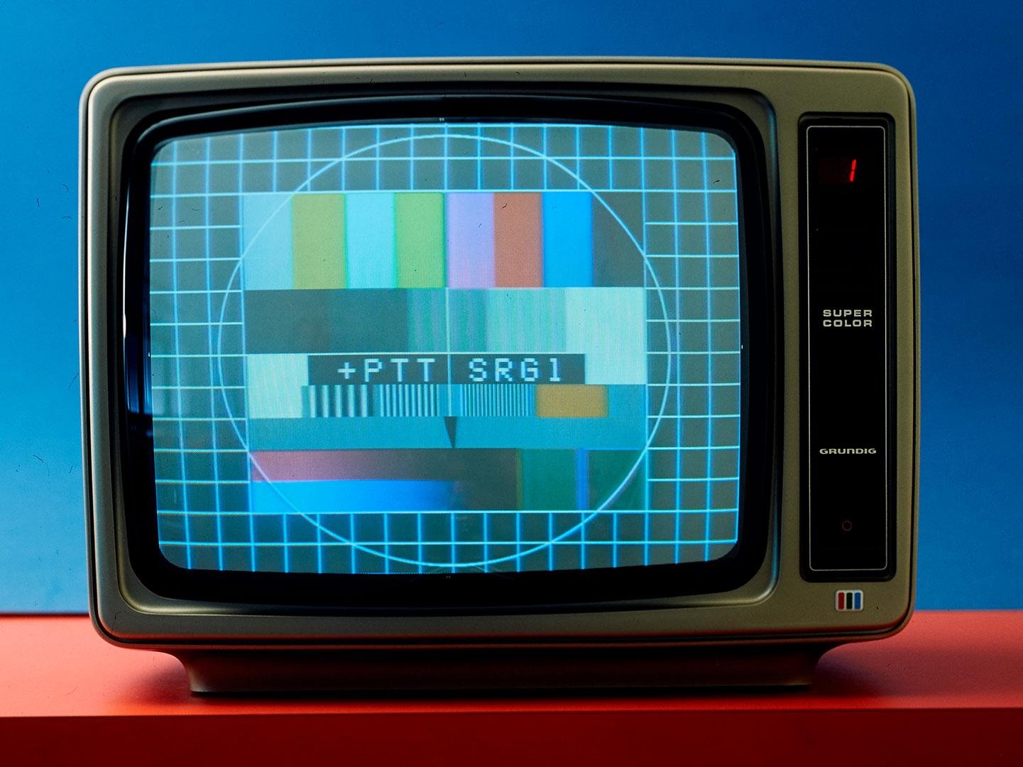 Телевизор на 1 час. Старый телевизор. Цветное Телевидение. Первый цветной телевизор. Аналоговый телевизор.