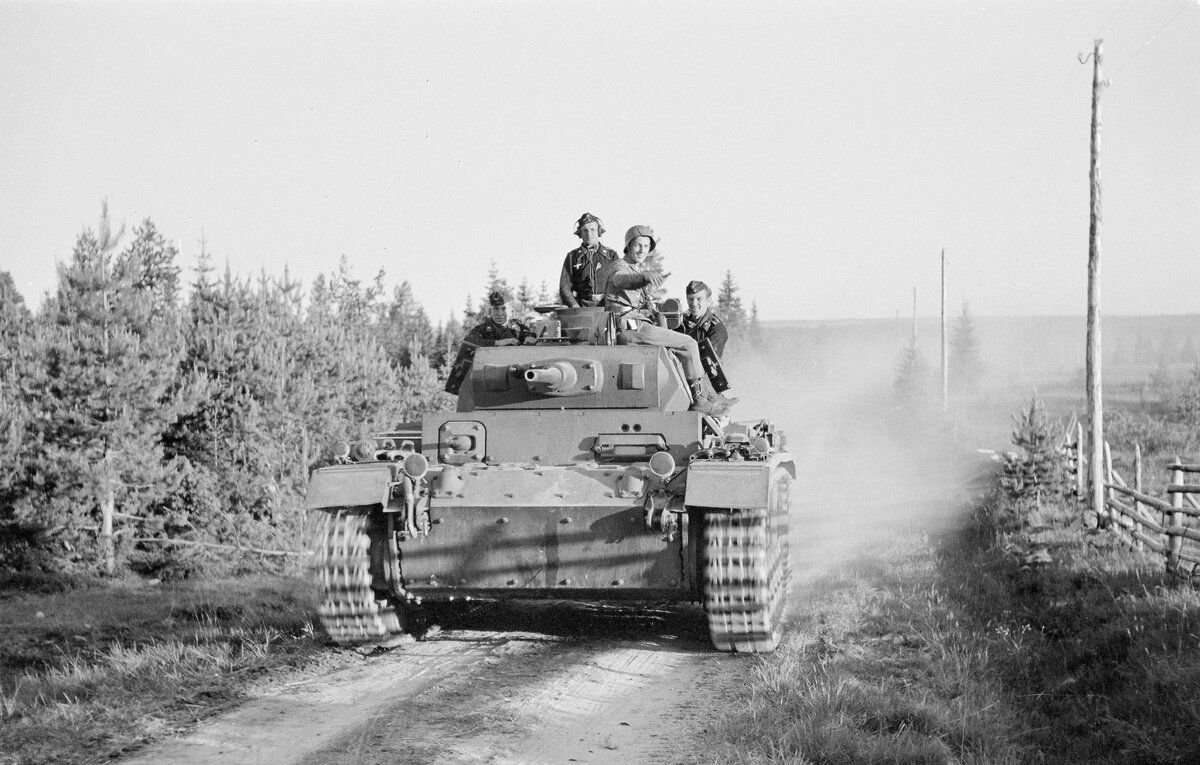 3 танковая вермахта. PZ III 1941. Танки вермахта 1941. Германские танки 1941 года. Немецкая танковая колонна (PZ Kpfw III),.