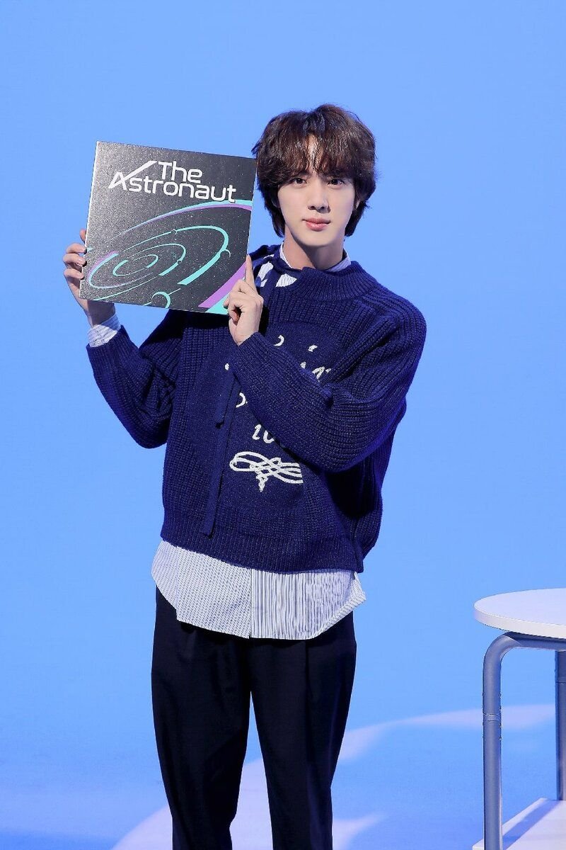 Джин релиз космонавт. Jin bts astronaut утто. Jin the astronaut official mv. Джин бтс. Джин астронавт бтс.