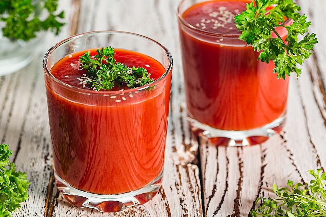 Сок из помидор. Австралийский томатный коктейль. Помидоры в томатном соке. Сок гаспачо. Томатный напиток.