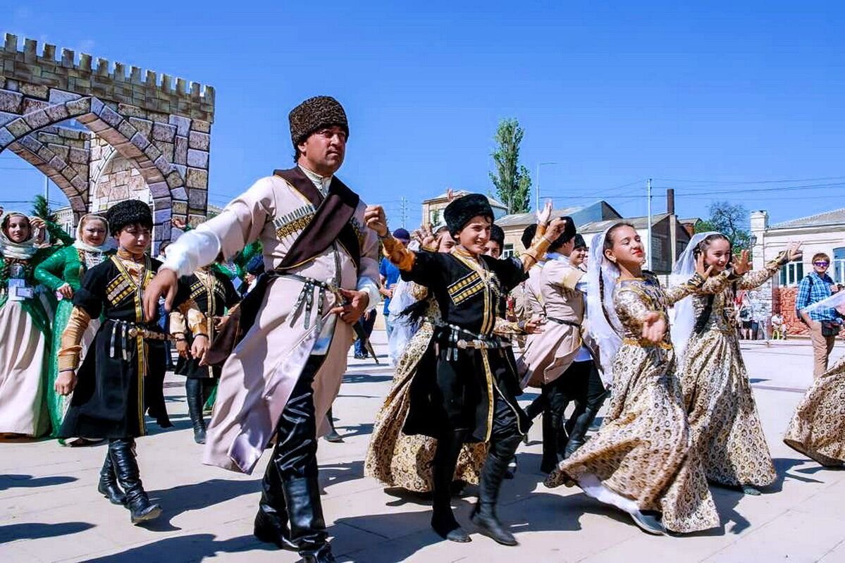 Про дагестанцев. Дагестанская Национальная одежда Кумыков. Народа Дагестана Лезгины Национальная одежда. Национальные костюмы Дагестана даргинцы. Дагестанская Национальная одежда даргинцев.