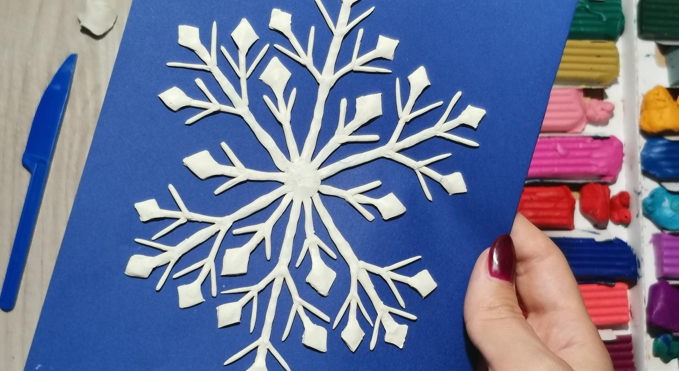 Снежинка из пластилина. Снежинка на картоне. Снежинка пластилин. Снежинка пластилином на картоне. Снежинку облепить пластилином.