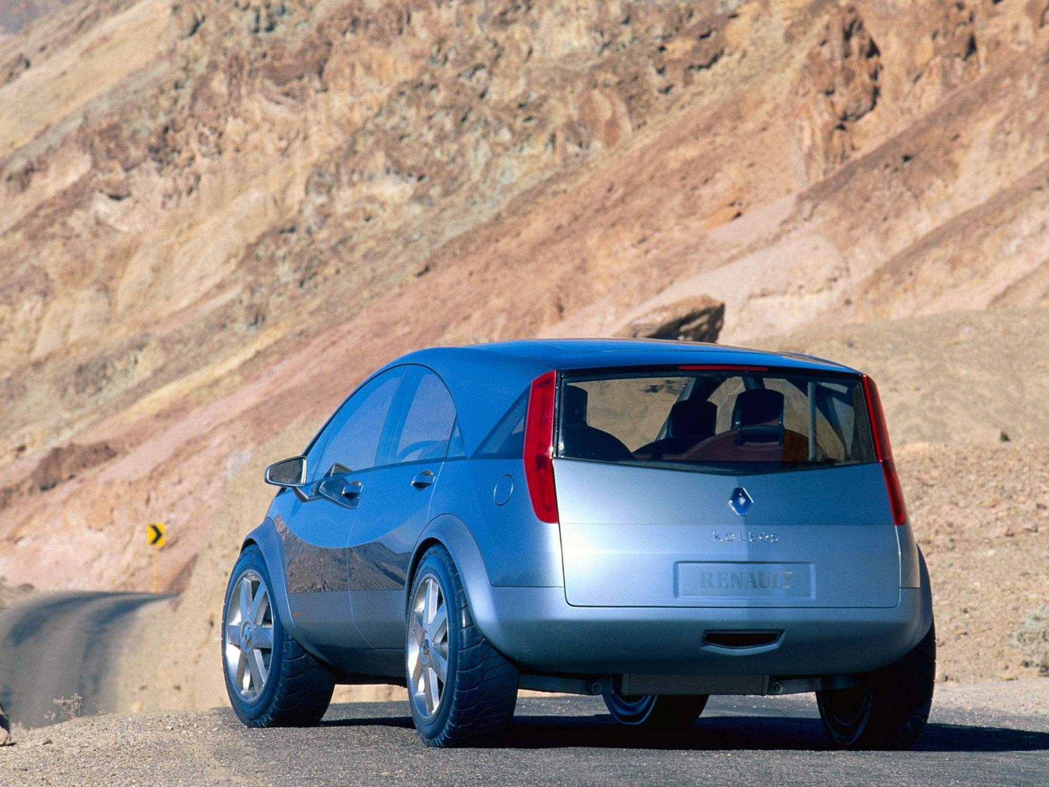 Возможность автомобиля. Renault KOLEOS 2000. Renault Concept 2000. Машина Рено Колеос 2000. Колеос 2000 концепт.