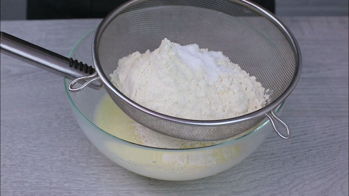 Мука тесто. Мука в миске. Всыпать муку в тесто. Муку добавляем щепотку соли. Муку добавляем щепотку соли.