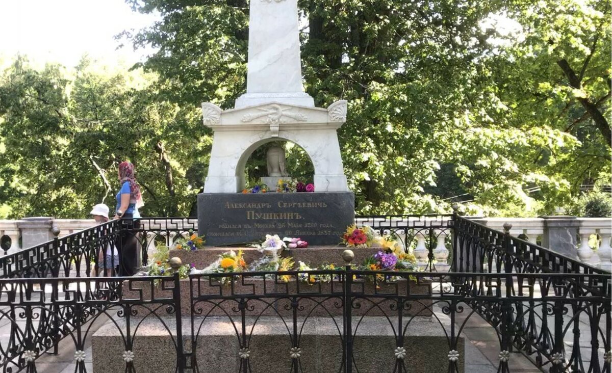 Святые похороненные в санкт петербурге. Святогорский монастырь могила Пушкина. Александр Сергеевич Пушкин могила. Святогорский Успенский монастырь могила Пушкина. Село Михайловское могила Пушкина.