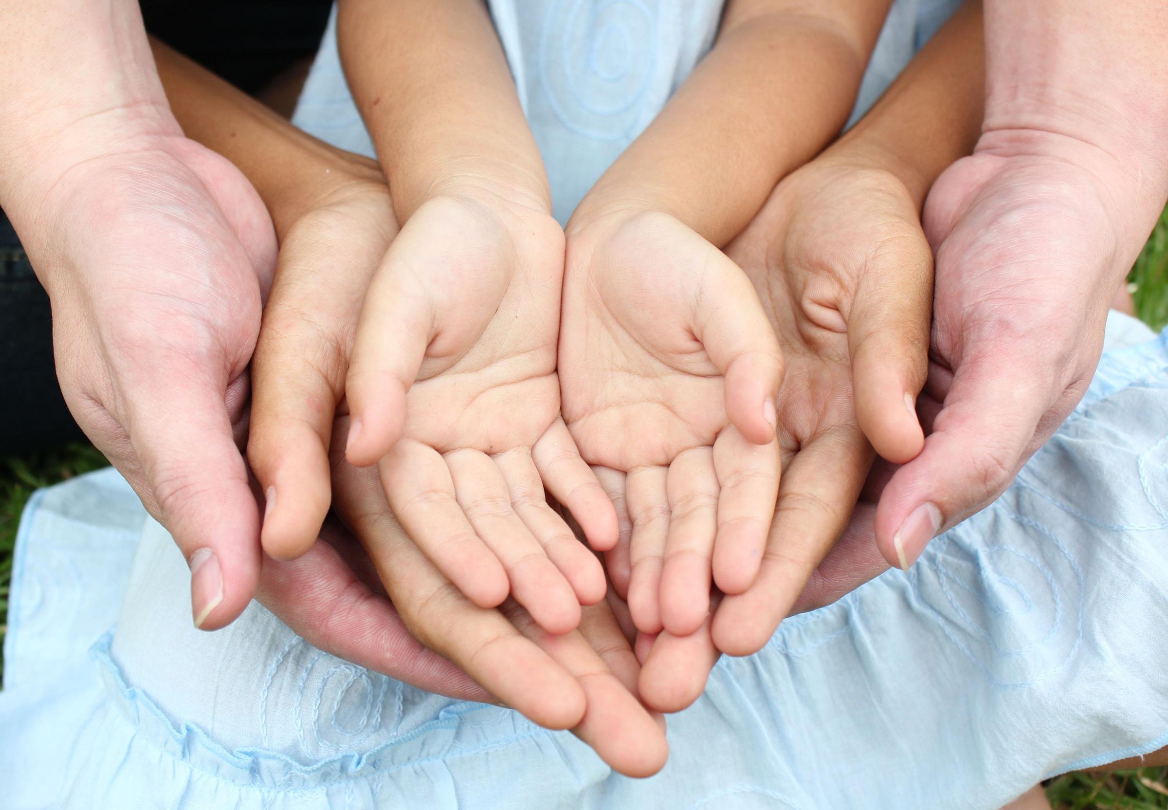 Примирение родителей. Поддержка семьи. Семья руки. Руки родителей и детей. Родители и дети.