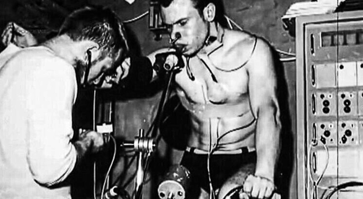 Голова доктора доуэля. Опыты немцев над людьми. Эксперименты по стерилизации. Учёный, наблюдающий за опытом;. Ученый проводит эксперимент.