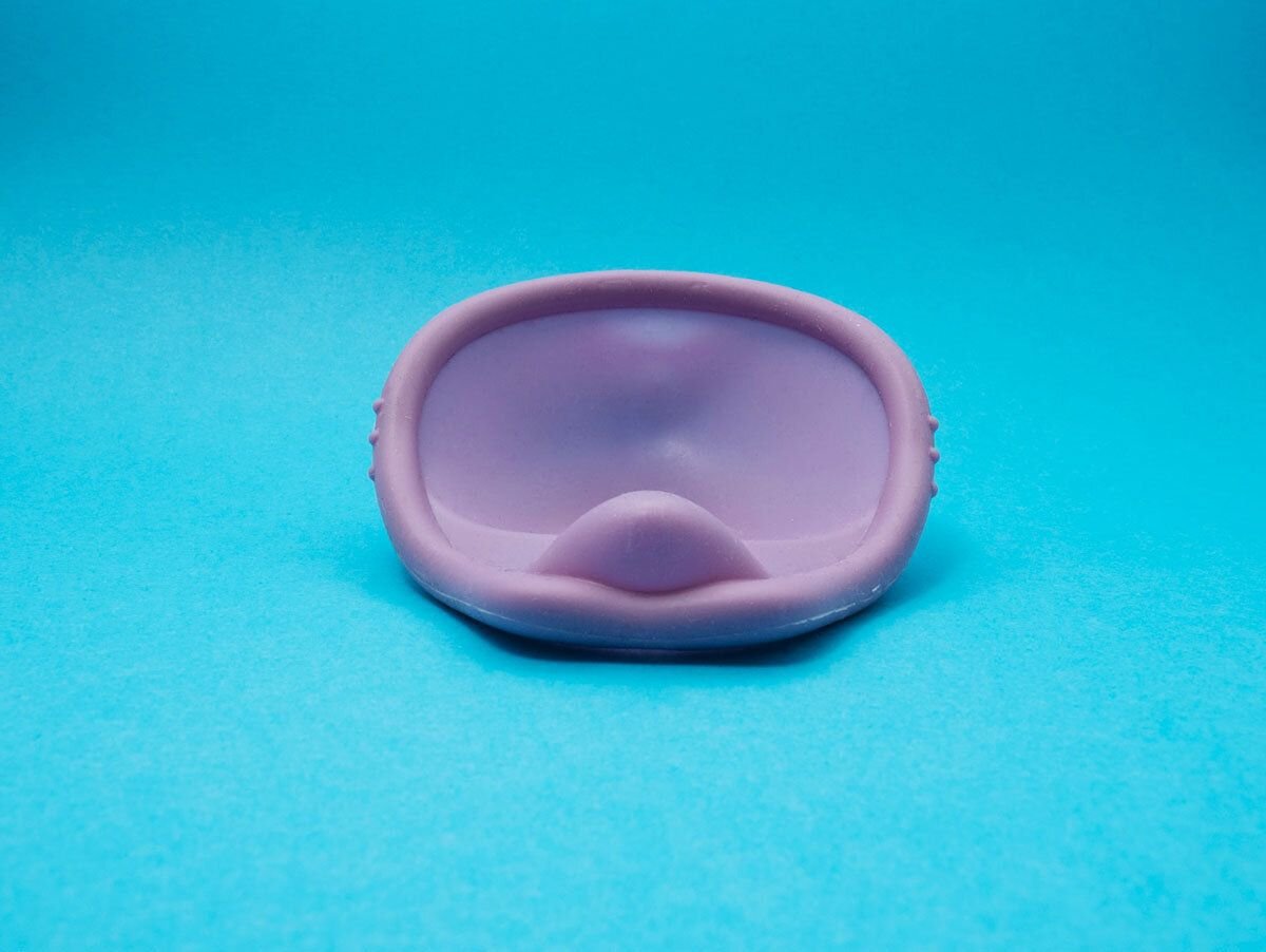 Шеечный колпачок. Игрушка диафрагмы. Cervical cap insertion.