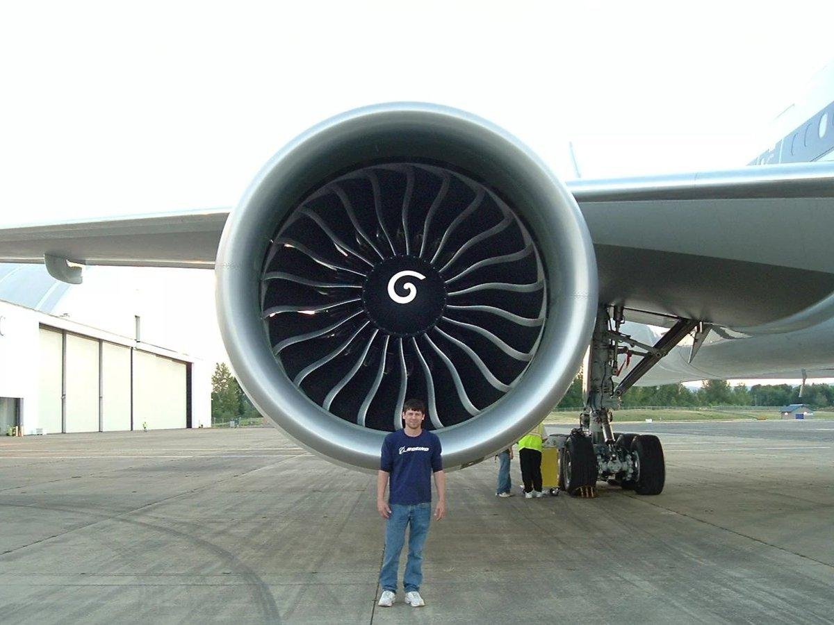 Турбина самолета человек. Двигатель самолета Боинг 777. Турбина самолета Боинга 777. Двигатель General Electric ge90. Боинг 777 300 er двигатели.