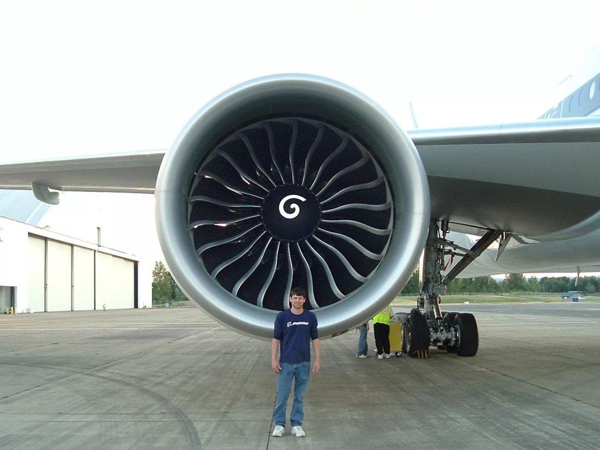 Двигатели самолетов боинг. Двигатель General Electric ge90. Boeing 777-300er двигатели. Боинг 777 300 er двигатели. Boeing 777 ge90.