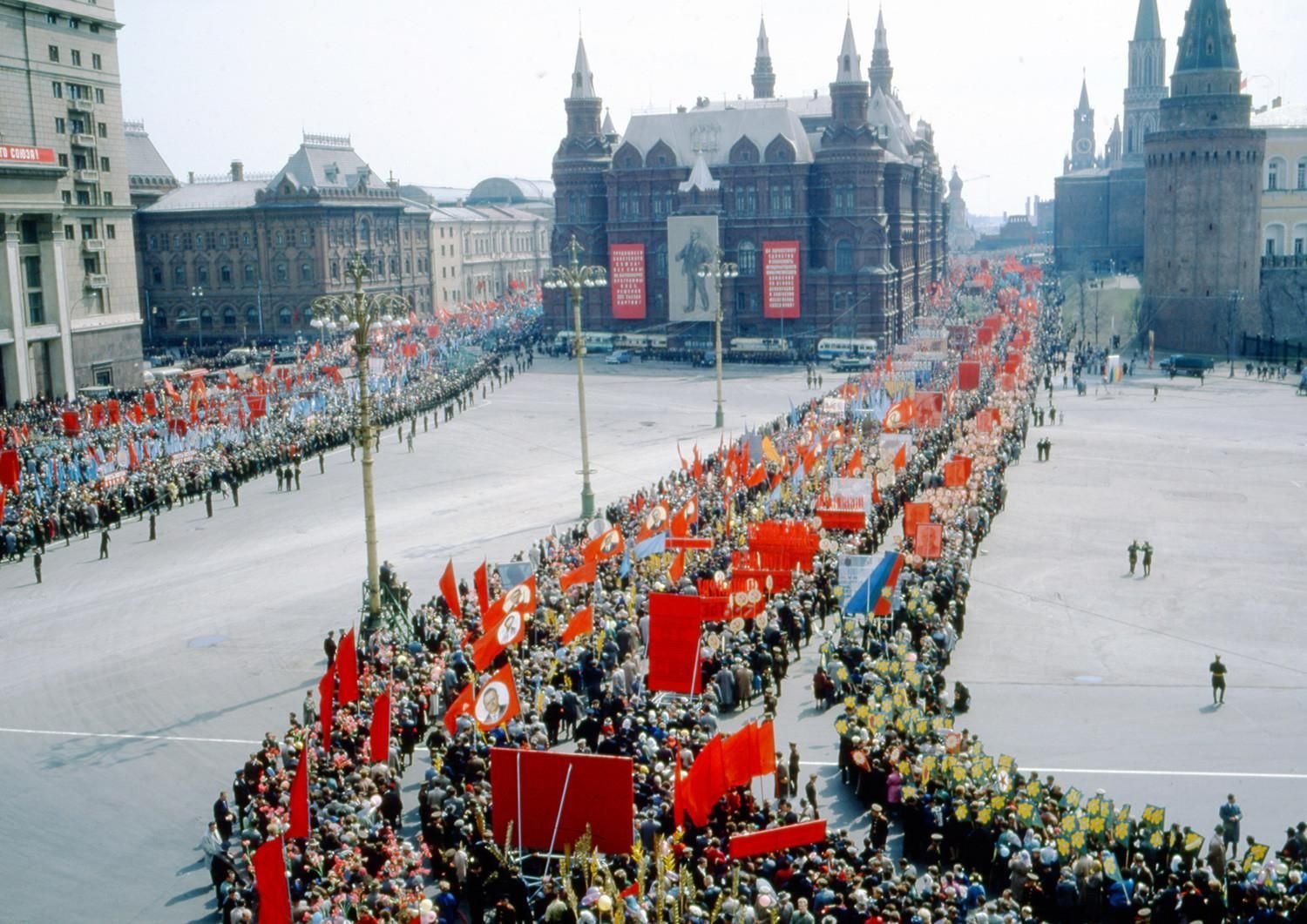 Января ссср. Первомайская демонстрация 1972г в Москве. Парад 1972 года красная площадь. Парад 1 мая 1972. Парад на красной площади 1975 года.