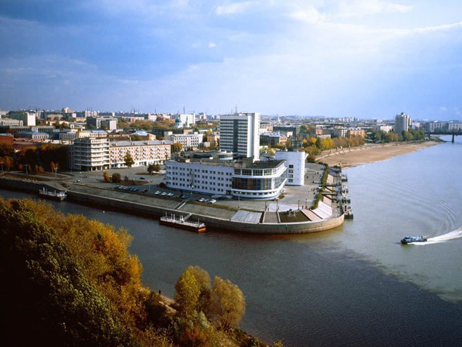 Город расположен на берегу. Омск Иртыш и Омь. Омск слияние рек Иртыша и Оми. Ирышь и Омь реки в Омске. Река Омь и Иртыш.