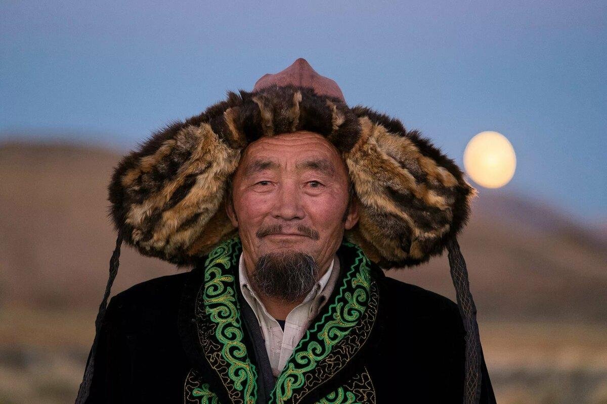 Казахские фотографии. Малахай монгольский. Монгольская шапка малахай Чингисхана. Малахай кочевника. Национальная шапка татаро-Монгол.