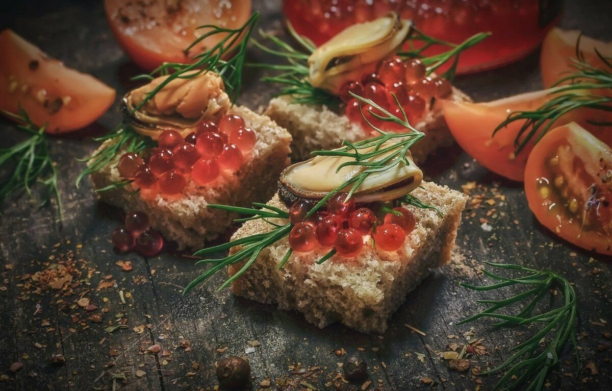 Тартинки с красной икрой