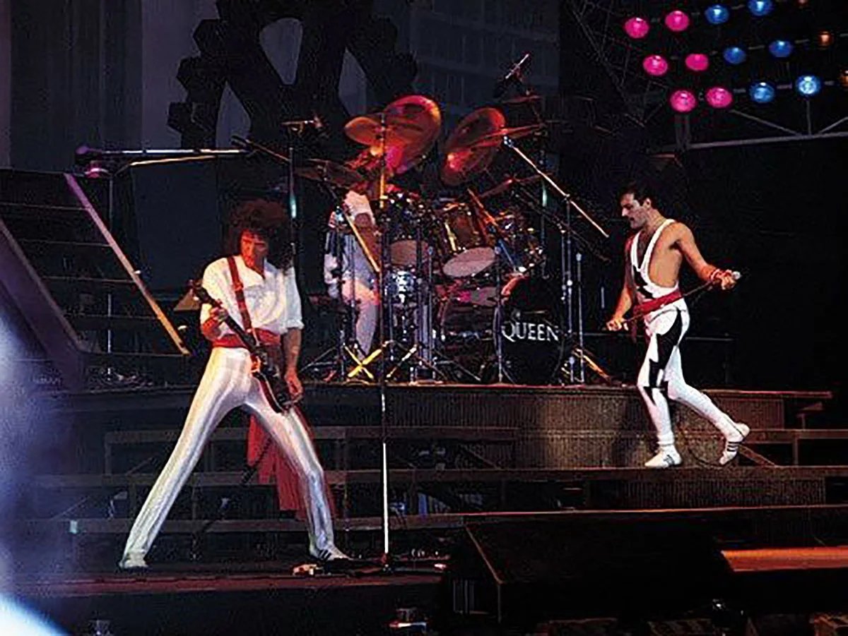 Queen live перевод. Queen Live 1984. Queen 1981 Аргентина. Фредди Меркьюри 1984. Queen концерт 1984.