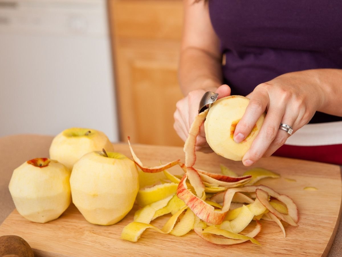 Перед обработкой из яблок иногда вырезают сердцевину. Очистки овощей и фруктов. Очистка овощей и фруктов от кожуры.. Яблочная кожура. Кожура от овощей и фруктов.