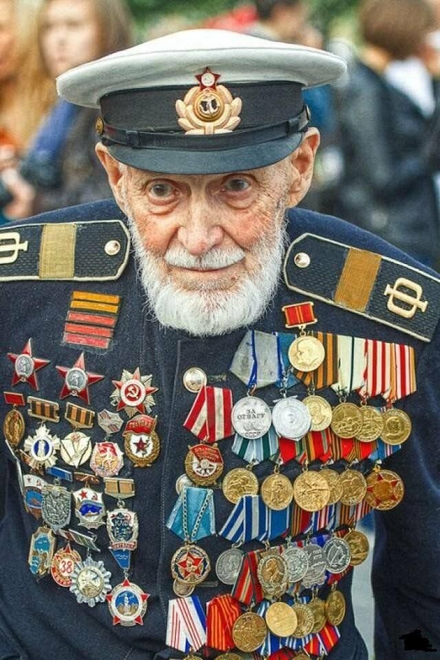 Дедушка с орденами картинки