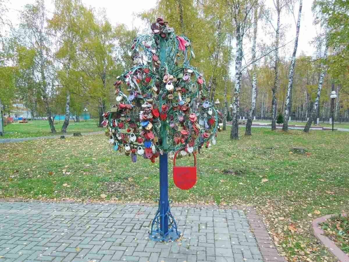Дерево с замками в москве
