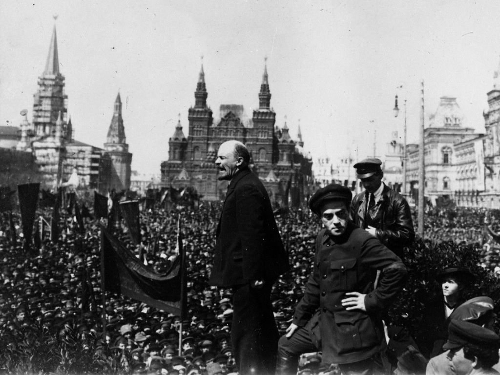 Место революции. Ленин на красной площади 1918. Ленин в Москве 1917. Ленин 1919 год Москва. Революция в Москве 1917.