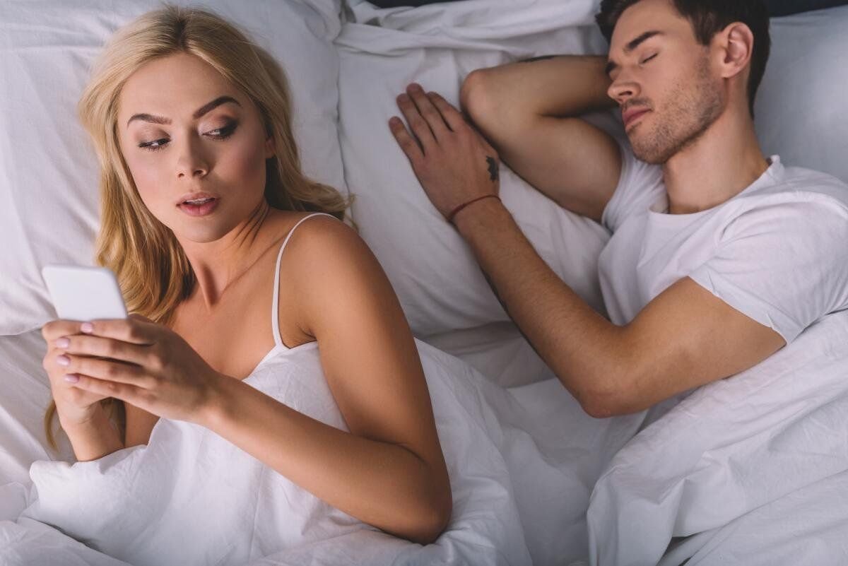 Женская измена. Женщина изменяет. Изменяет парню. Мужчина изменяет девушке.