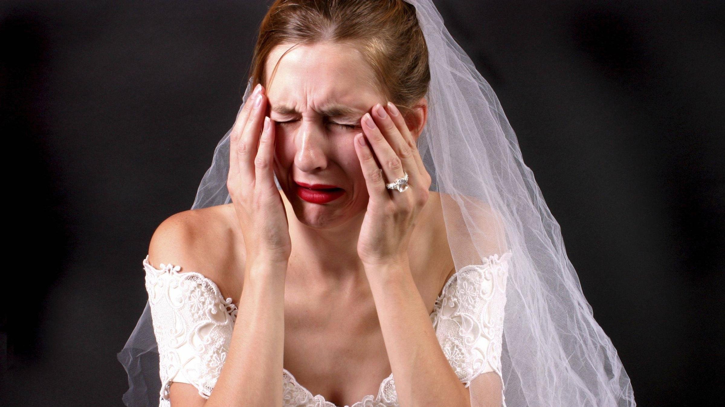 Сбежавшая невеста невеста 2022. Грустная невеста. Девушка в свадебном платье. Девушка невеста. Грустная невеста.