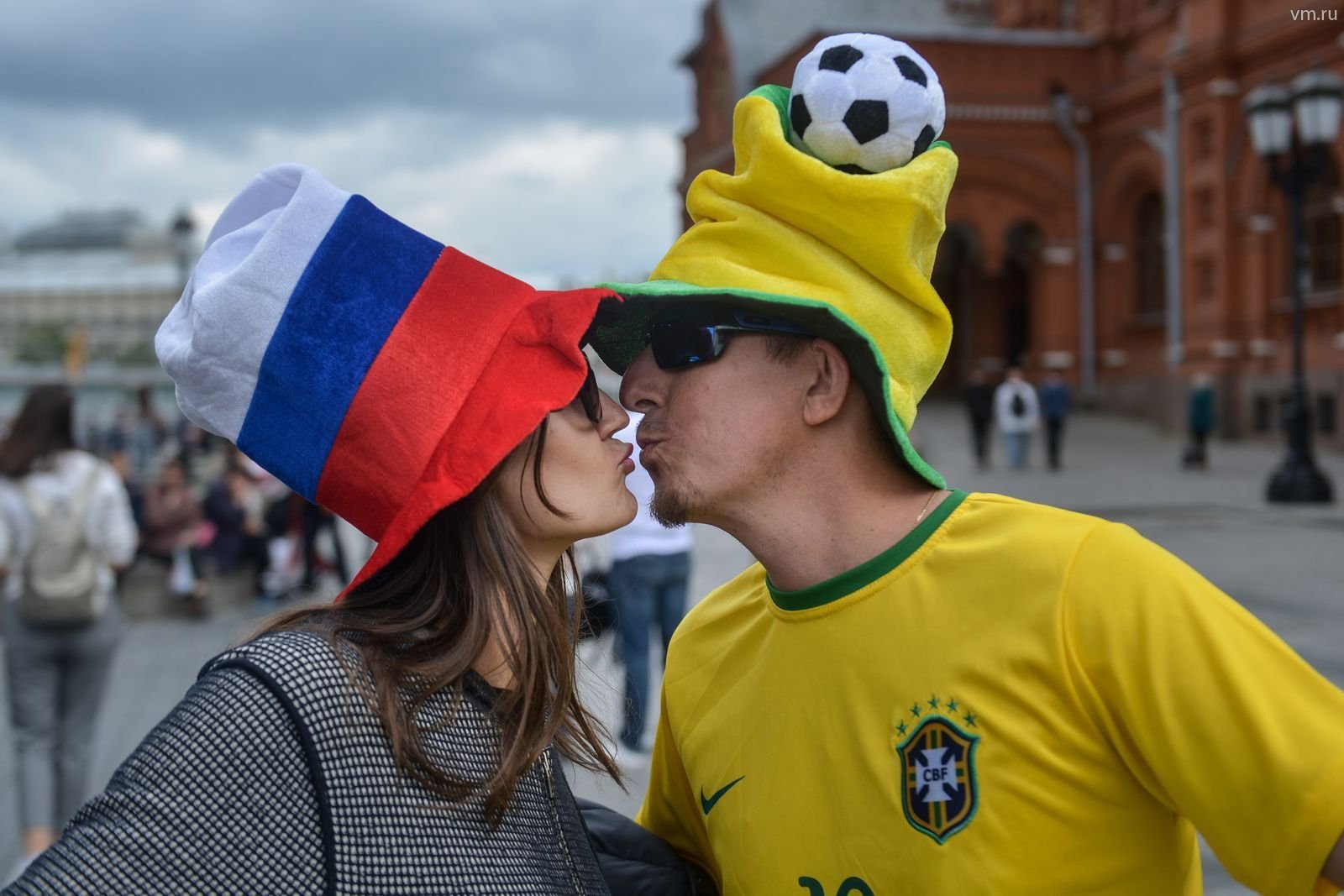 девушка с иностранцем. русский для иностранцев. русские девушки с иностранцами на чм. московские девушки. девушка с российским флагом.