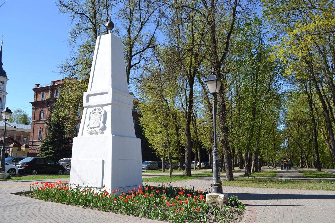 Памятники калуги. Обелиск у каменного моста Калуга. Обелиск Московской заставы Калуга. Калуга Обелиск в честь основания Калуги. Калуга филармония Обелиск.