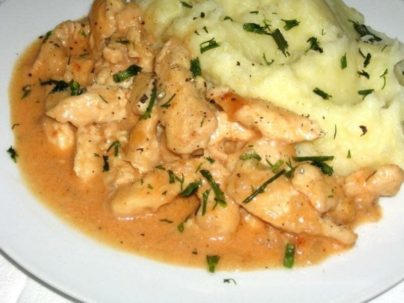 бефстроганов из курицы в сливочном соусе. бефстроганов из индейки. строганов куриный. бефстроганов грудка. бефстроганов из курицы фото рецепт.