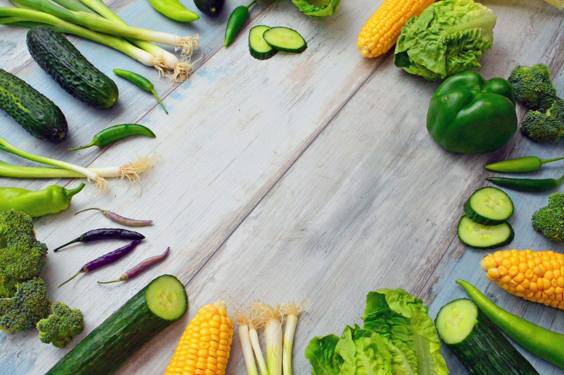 Что такое органические продукты. Зеленые овощи и фрукты. Фон еда. Свежие овощи и зелень. Овощи фон