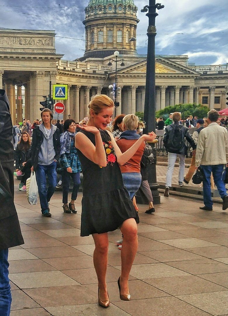 Жители санкт петербурга. Петербуржцы. Жить в Петербурге. Санкт Петербург пара под дождем. В Питере пить демотиватор.