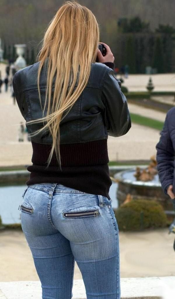 Девушки с зади в джинсах