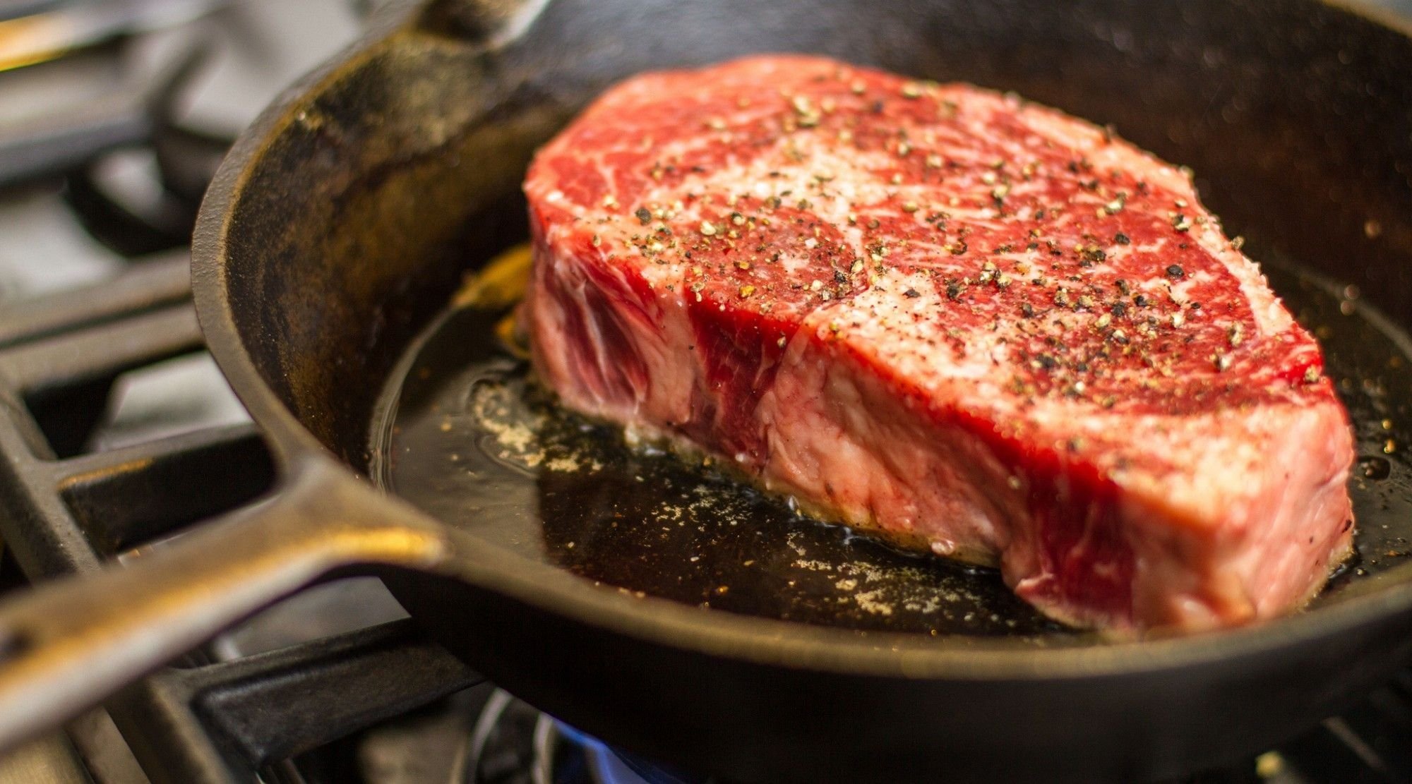 Когда солить говядину при жарке. Жареная говядина на сковороде. Стейк. Когда солят мясо когда жарят. Припускание мяса.