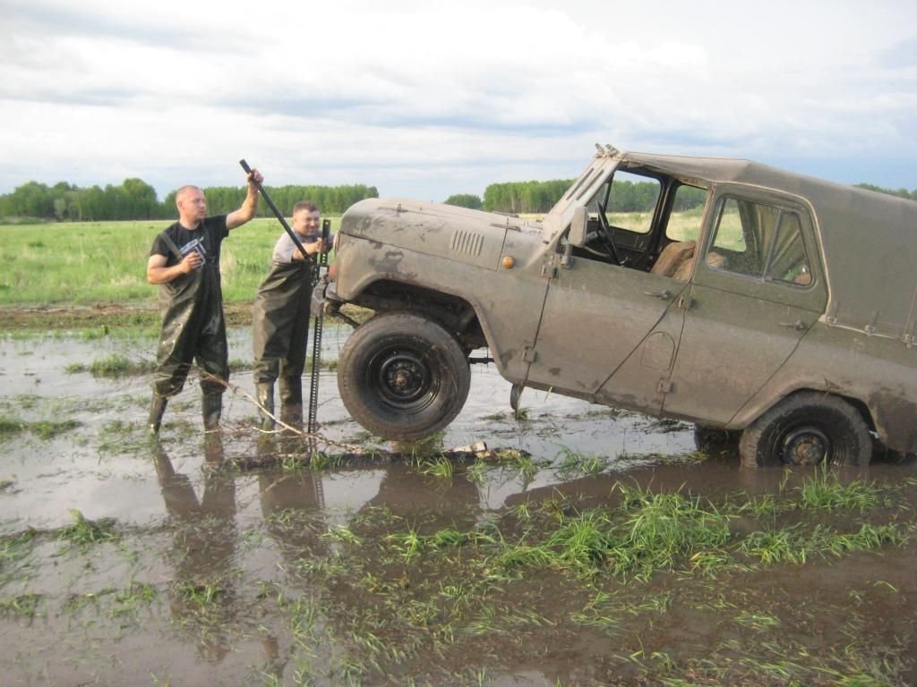 домкрат хай джек приспособы к нему. машина застряла. для вытаскивания машин. машина в грязи. для вытаскивания машин.