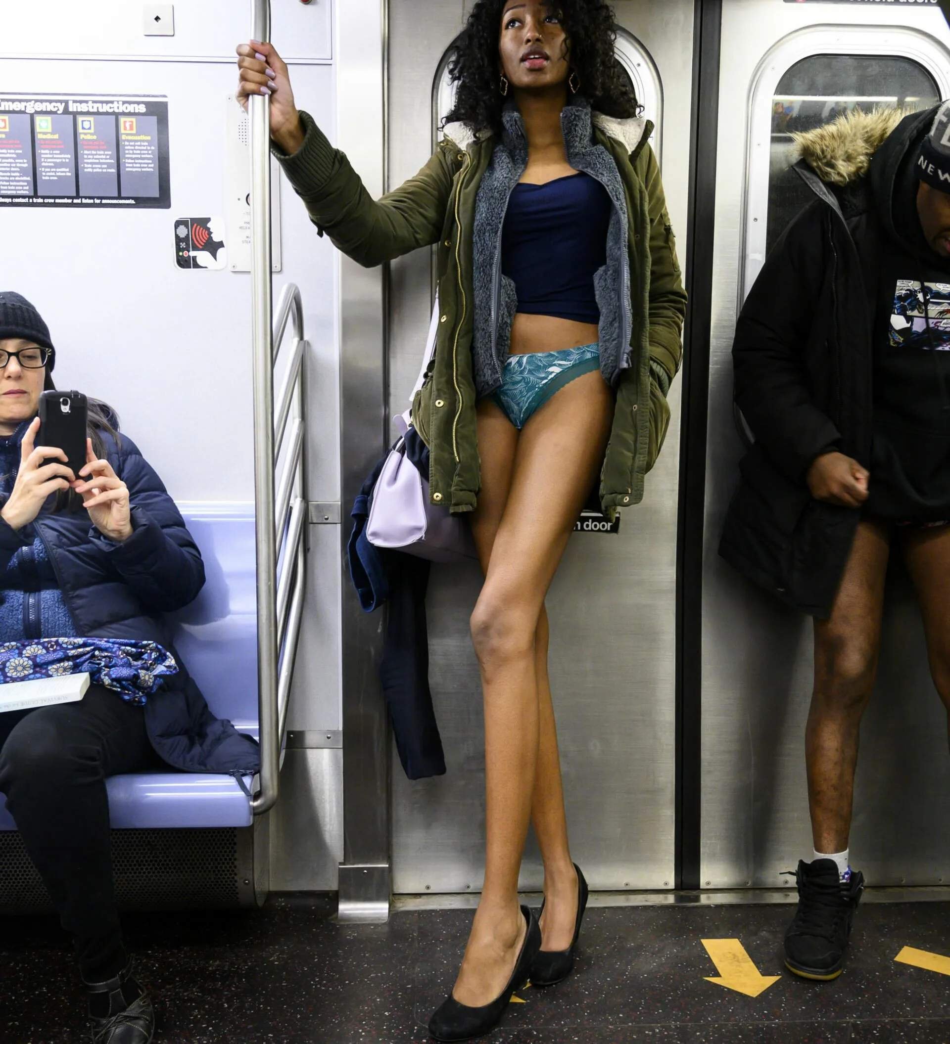 Тетки без цензуры. Акция в метро без штанов Нью Йорк. No Pants Subway Ride Москва. No Pants Subway Ride Москва метро. День без штанов в метро Нью-Йорка.