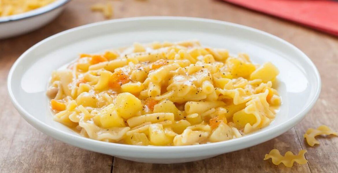 жареная картошка с макаронами. блюдо картошка с макаронами. жареные макароны. вермишель с картошкой. тушеная курица с макаронами.