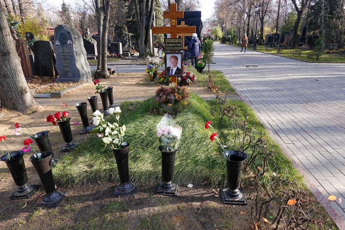 могила василия ланового на новодевичьем кладбище. могила василия ланового на новодевичьем кладбище. памятник василию лановому на новодевичьем. лановой новодевичье кладбище. лановой новодевичье кладбище.