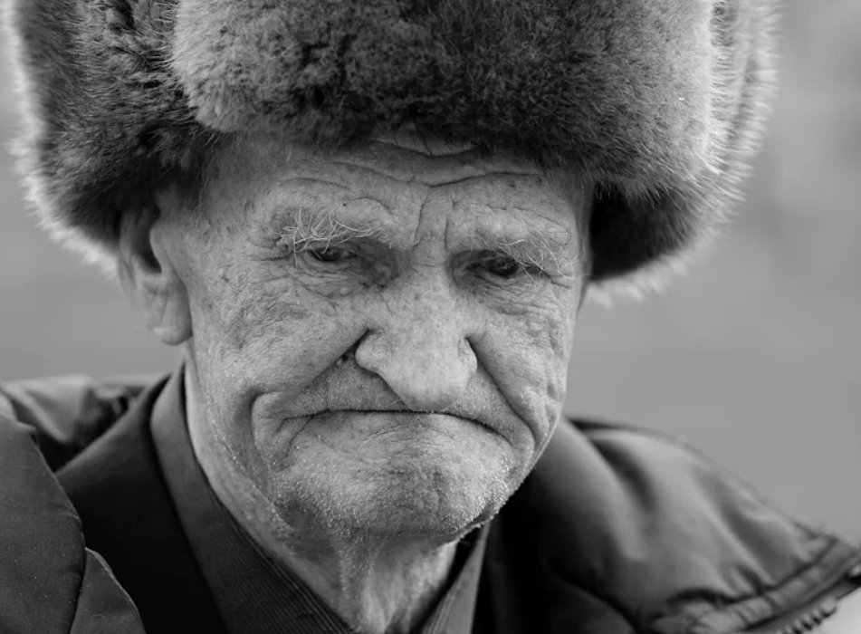 Дед сожаление. Разочарованный старик. Грустный старик. Дед сожаление. Старики на лавочке.