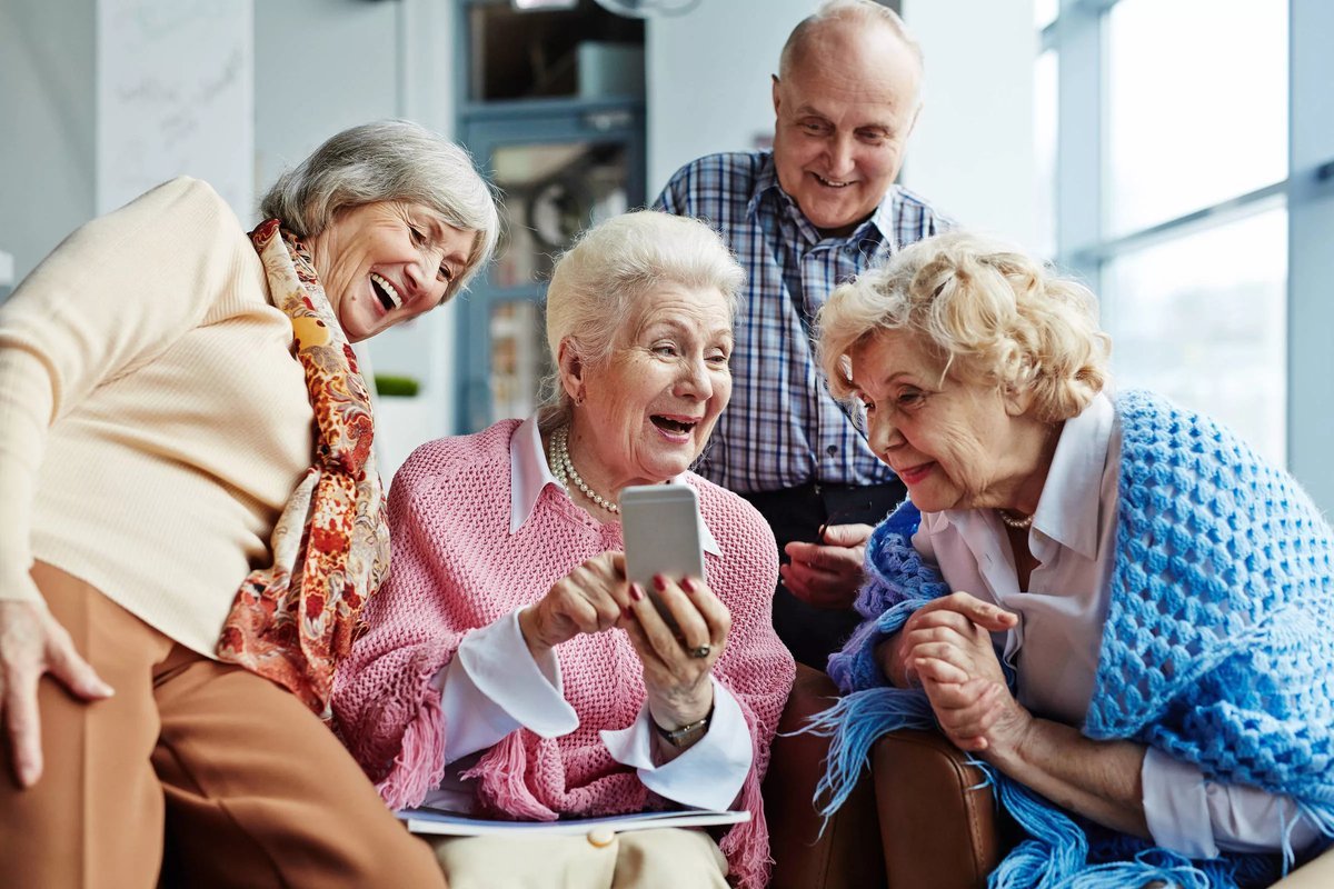 Общение после 50. Пожилые люди. Счастливые пожилые люди. Бабушка и дедушка. Бабка со смартфоном.