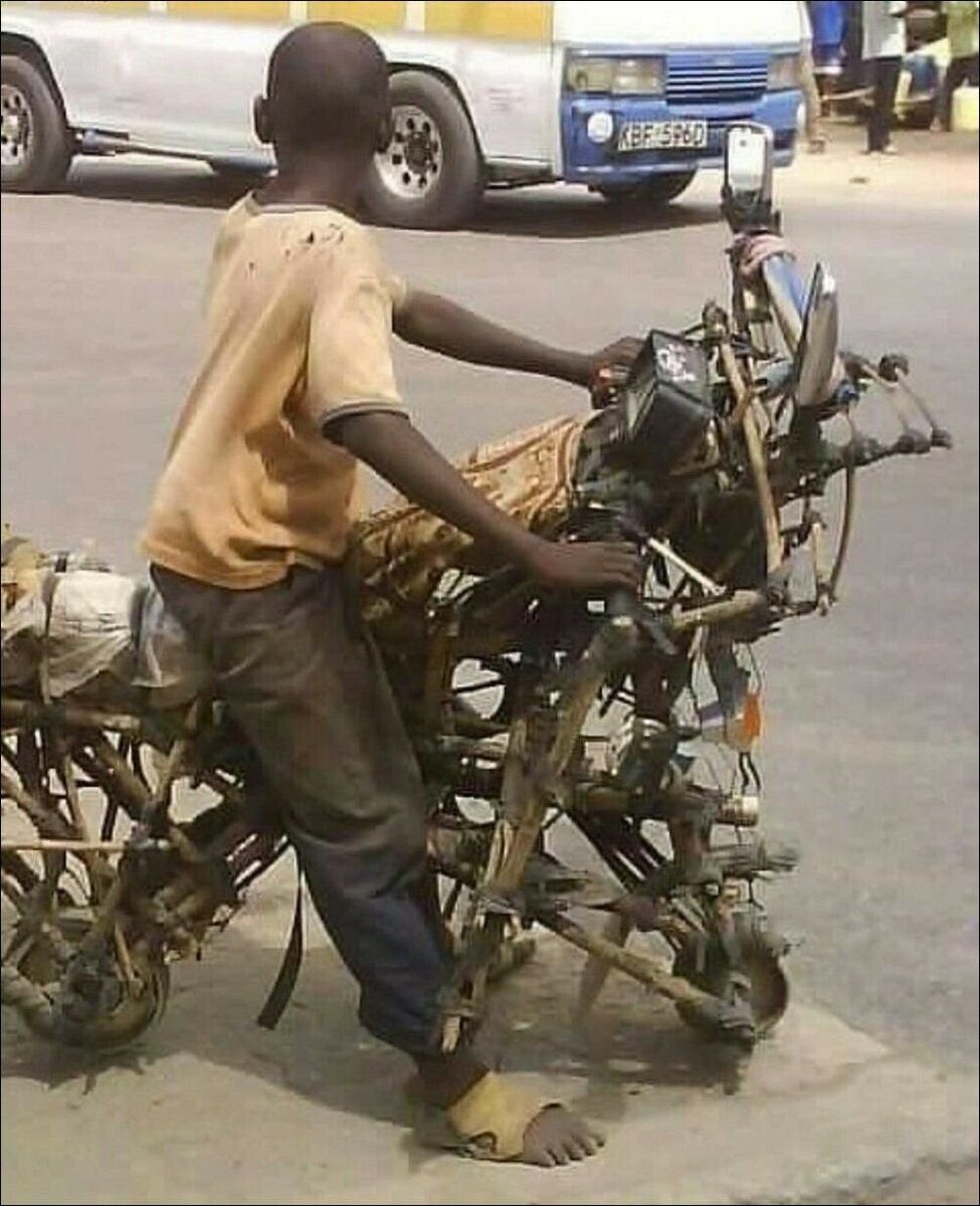 Африканец на мотоцикле