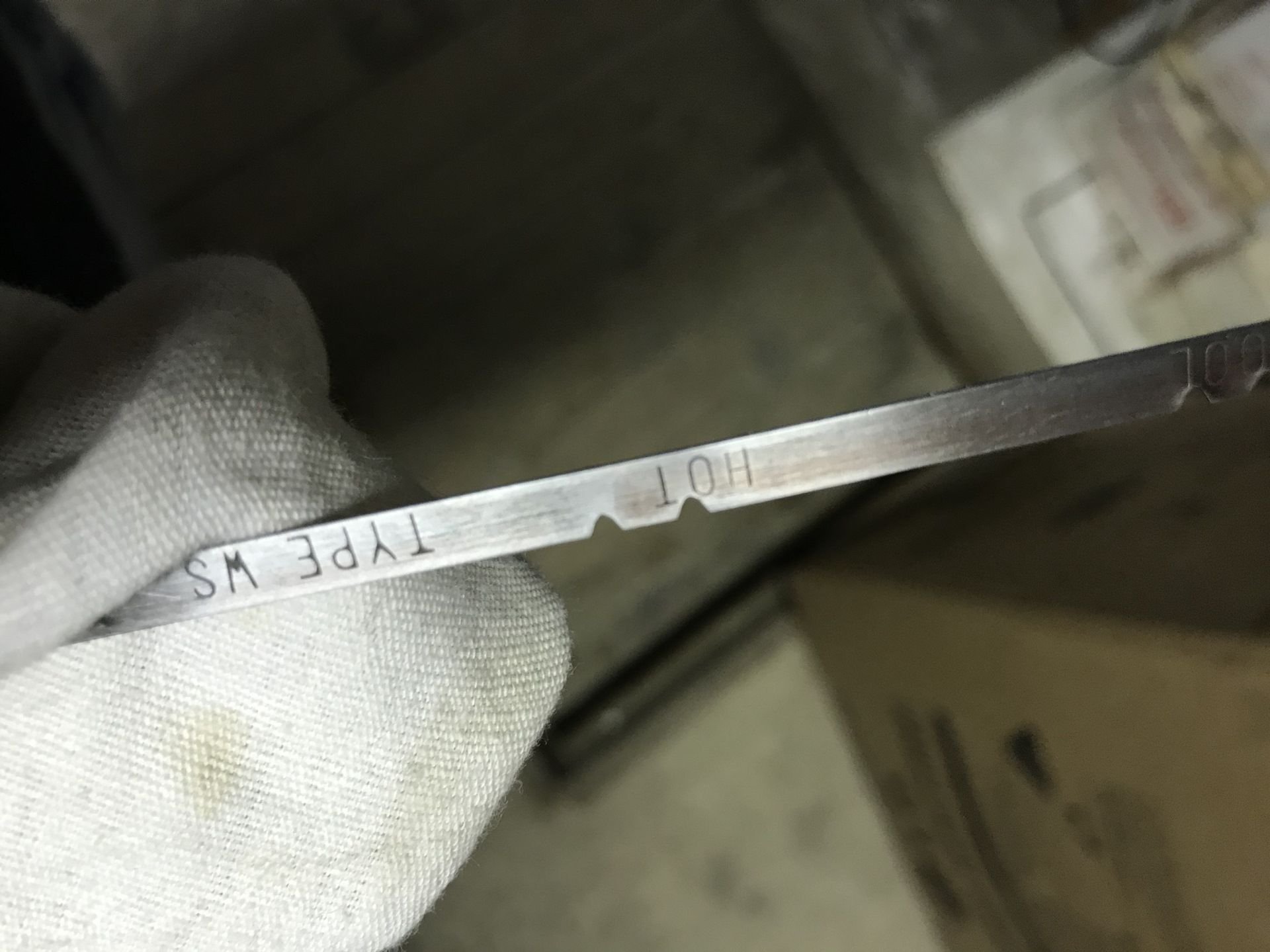 масляный щуп двс 3s fe. уровень масла тойота королла 150. уровень масла на щупе тойота. уровень масла двс королла 120. уровень масла на щупе тойота.