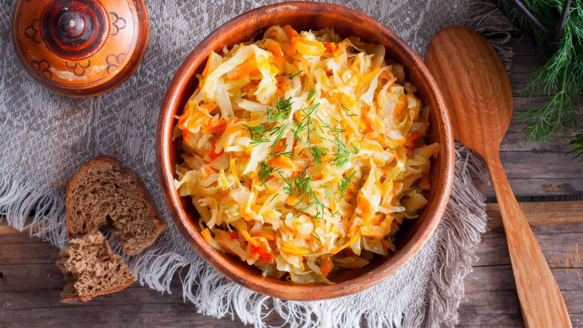 вкусная тушеная капуста. белокочанная капуста тушеная. тушение квашеной капусты. тушеная капуста с говядиной. тушеная кислая.