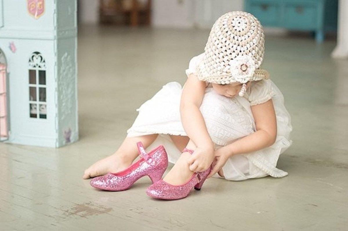 Ребенок с обувью