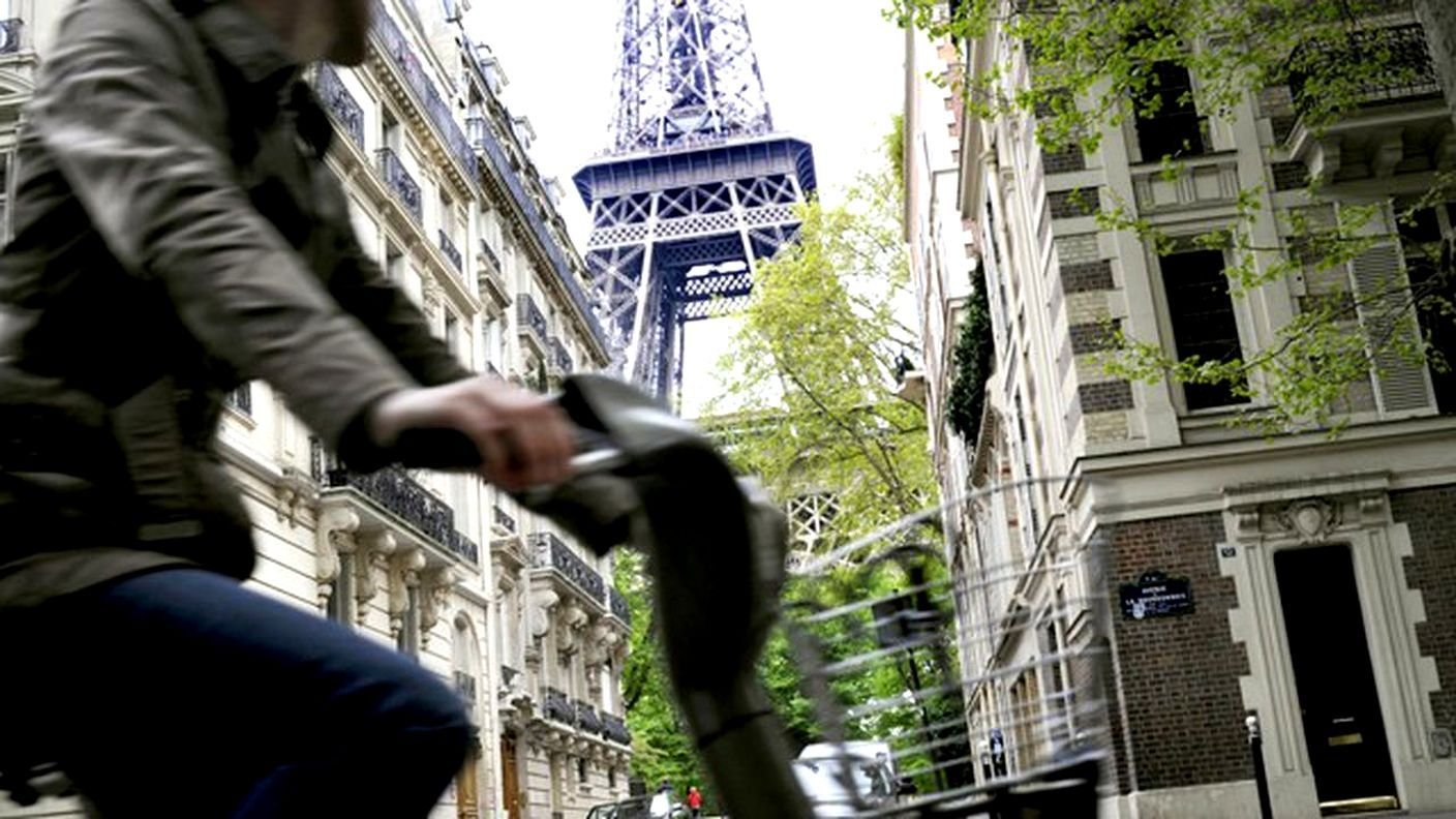 C est la rue. Улицы Парижа архитектура. Петь на улице в Париже. Rue de l Universite Paris. Винсент Ван Гог вид на Париж из квартиры Тео на улице Лепик.