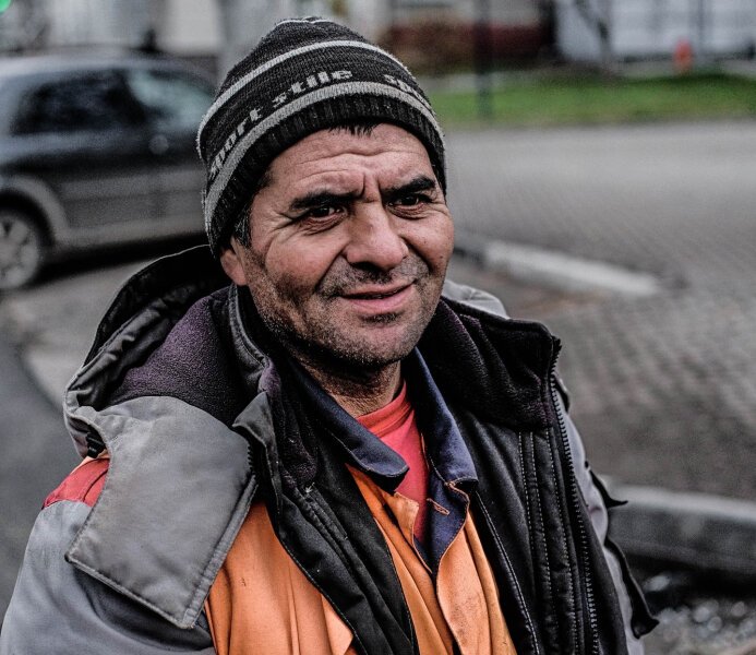 Скажи таджик тоже чуть чуть. Таджики гастарбайтеры. Таджик Строитель. Строитель гастарбайтер. Таджики рабочие.