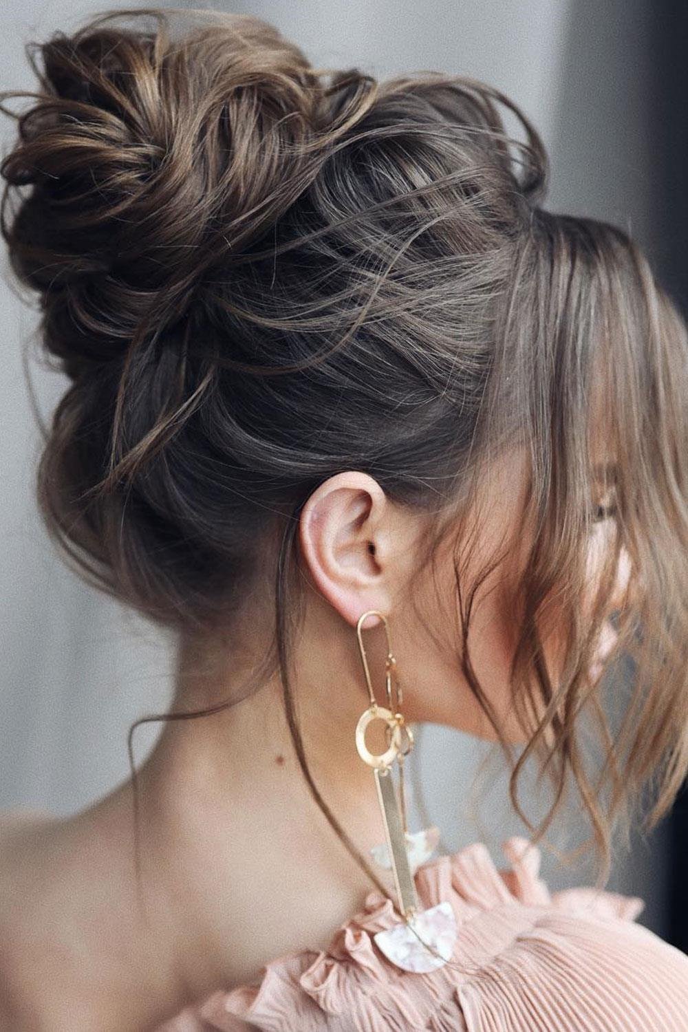 Прическа messy bun