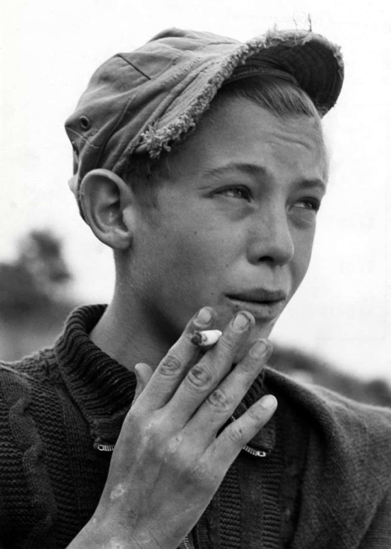 Мальчик в кепке с сигаретой