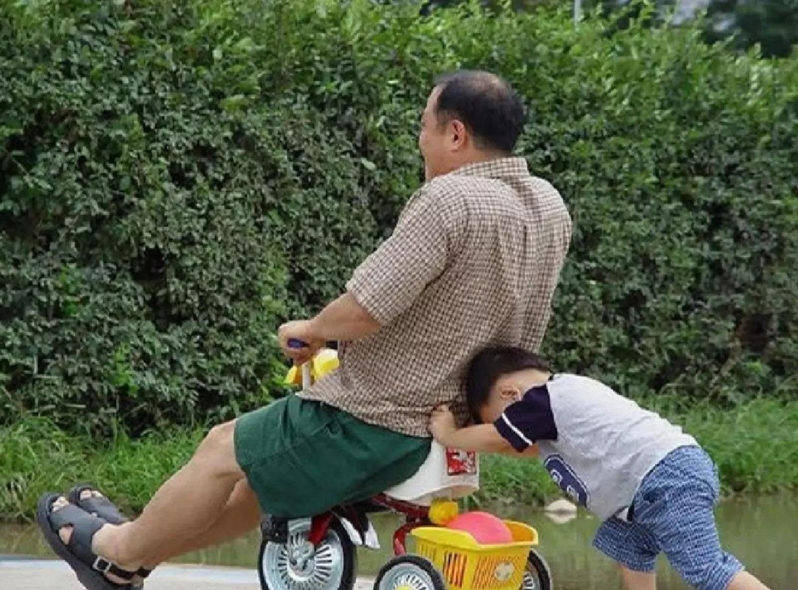 Ребенок с отцом на велосипеде